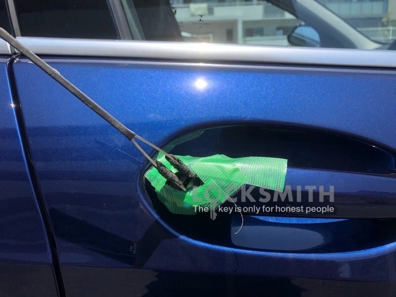 BMW118bの運転席ドアシリンダーをピッキングする様子