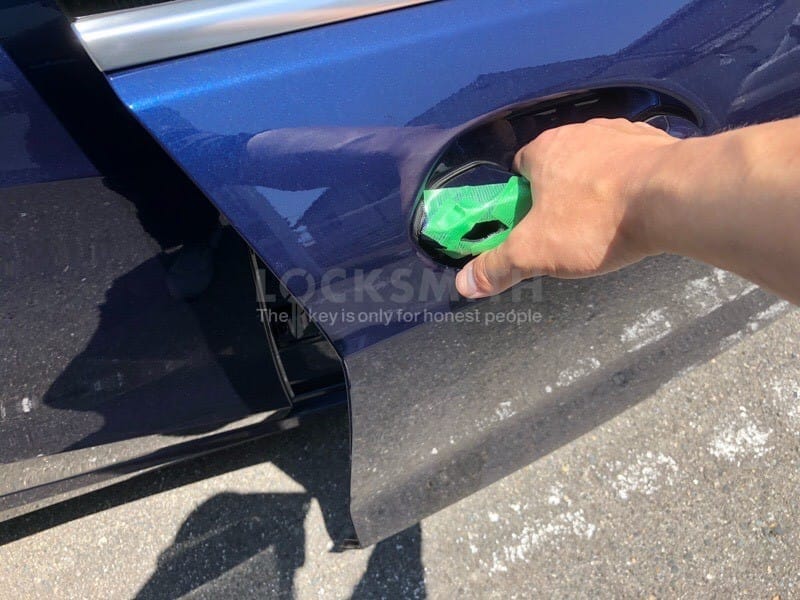 BMW118bの運転席ドアを開けようとドアハンドルを握ってている