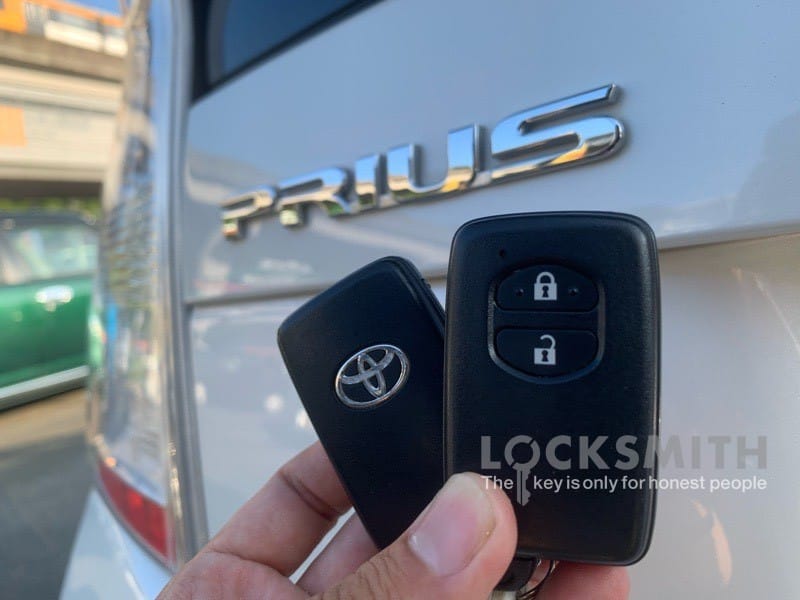 プリウスの既存のスマートキーと新たに作製したスペアキーを持っている
