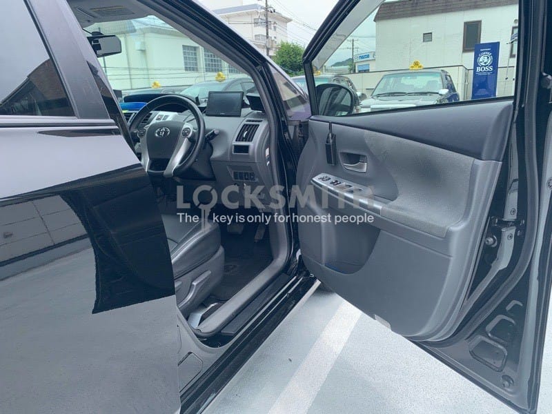 無事解錠が成功したトヨタプリウスαの運転席ドア