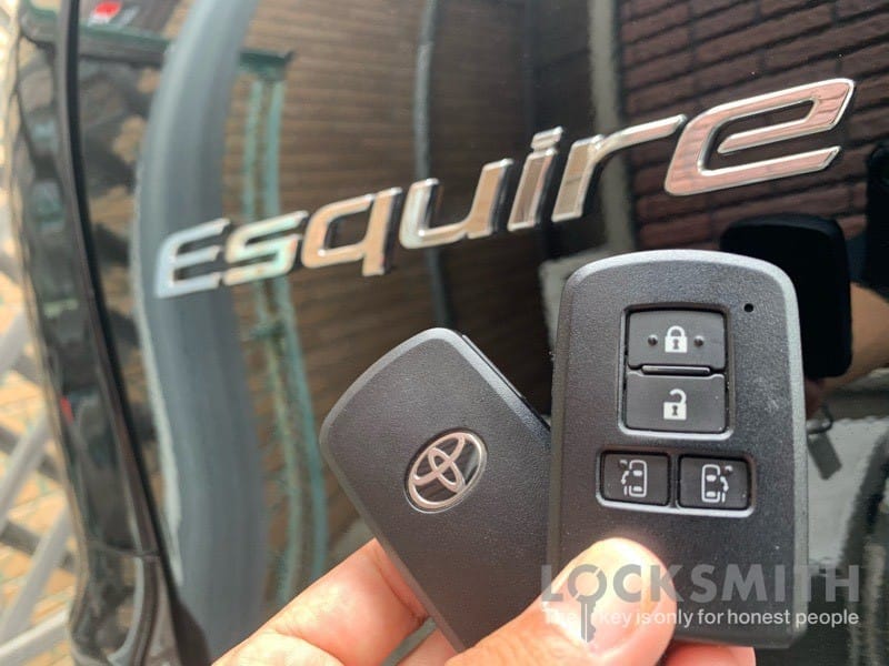 トヨタエスクァイアの既存キーと新たに作製したスペアキ―