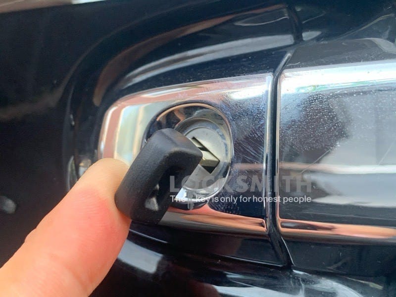 作製したトヨタエスクァイアのメカニカルキーをドアシリンダーに挿している