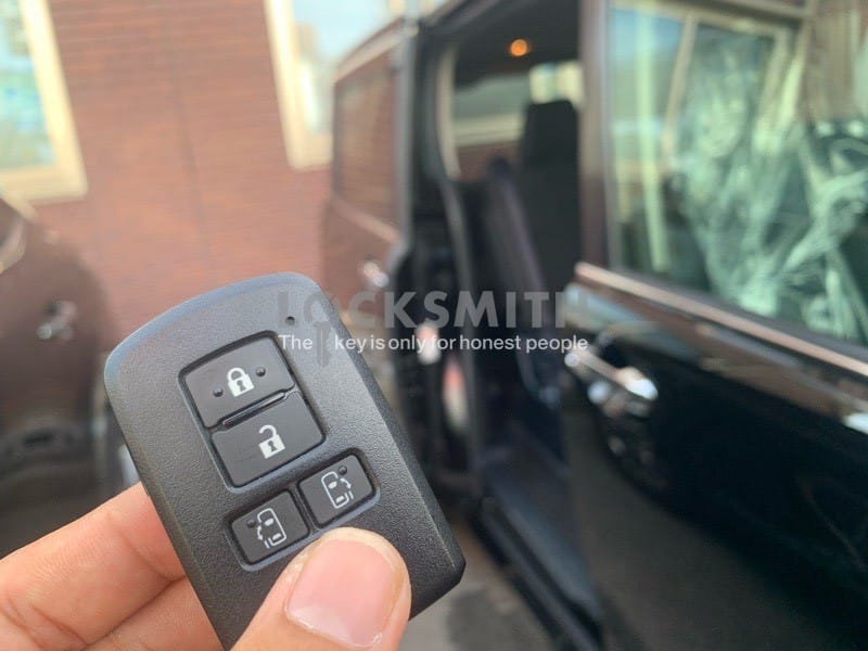 登録が完了したトヨタエスクァイアのスマートキー