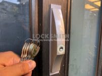 引戸の鍵をディンプルタイプに交換。錠前の前で付属の鍵をもっている