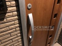 鍵修理を行う玄関ドア