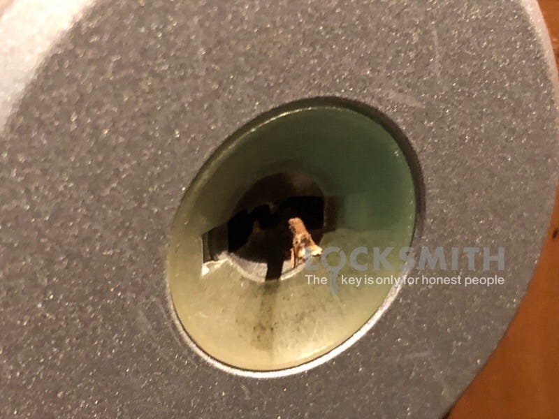 キーシリンダーに異物がささっている