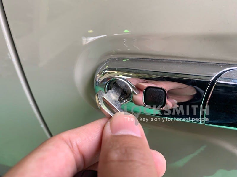 作製したメカニカルキーをドアシリンダーに挿している