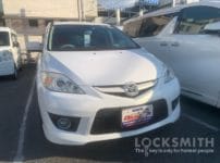 マツダ プレマシー CREW 2009年式。こちらの車両のドアシリンダーの修理を行います