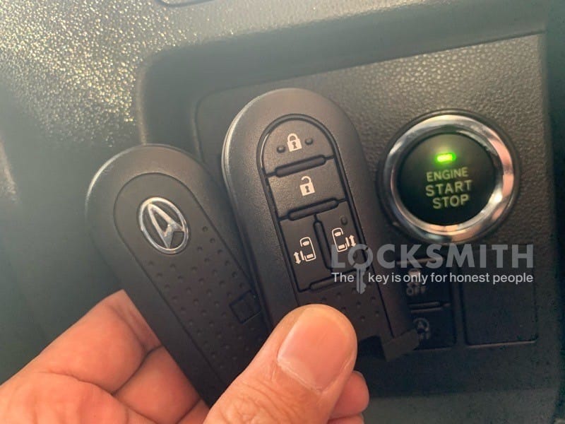 キーフリーリモコン2個をスタートボタンの前で持っている