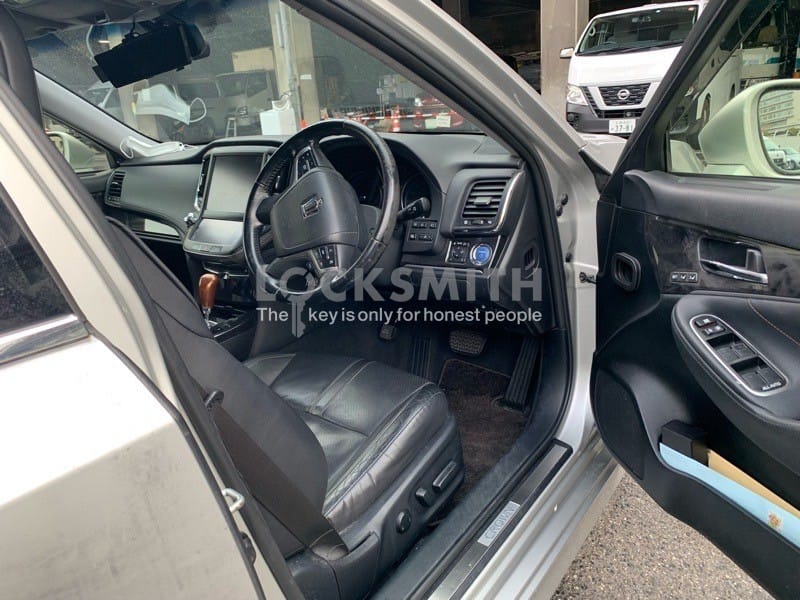 解錠し、開いたクラウンの運転席ドア