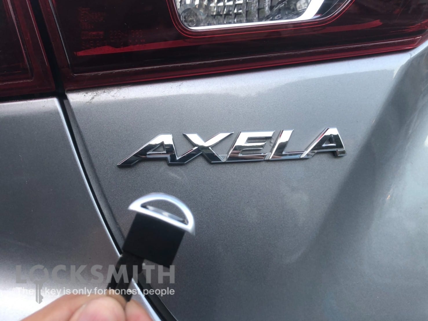 作製したマツダアクセラのドアキーを手に持っている