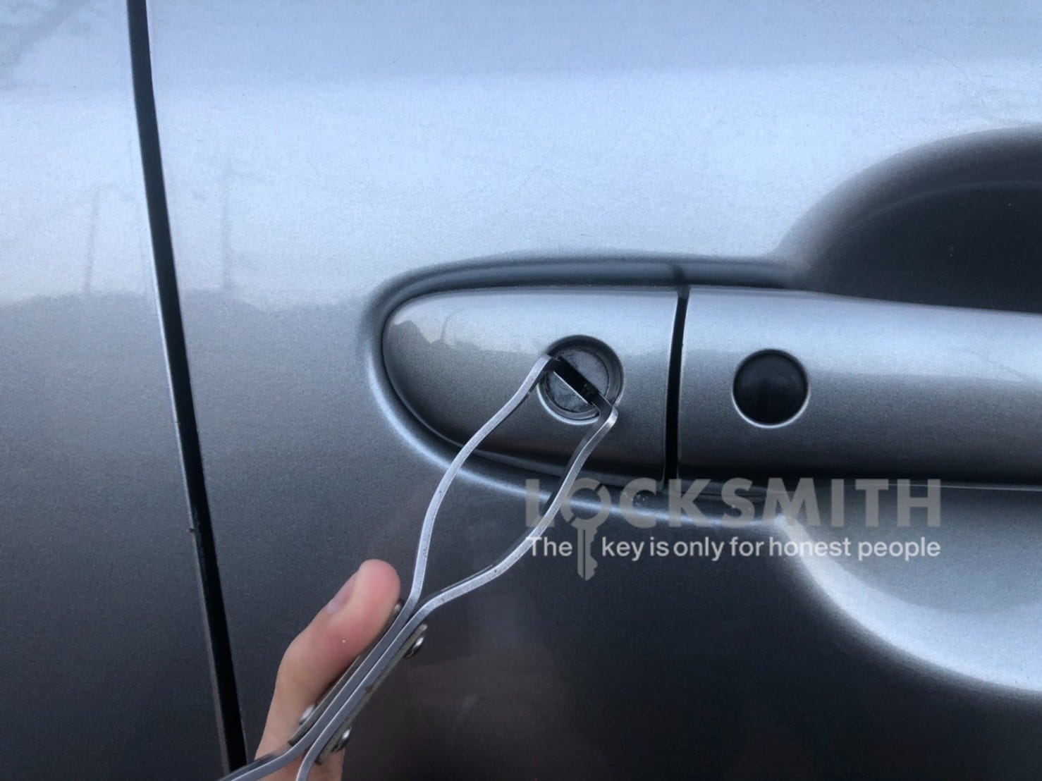 マツアクセラの運転席ドアシリンダーをピッキングする様子