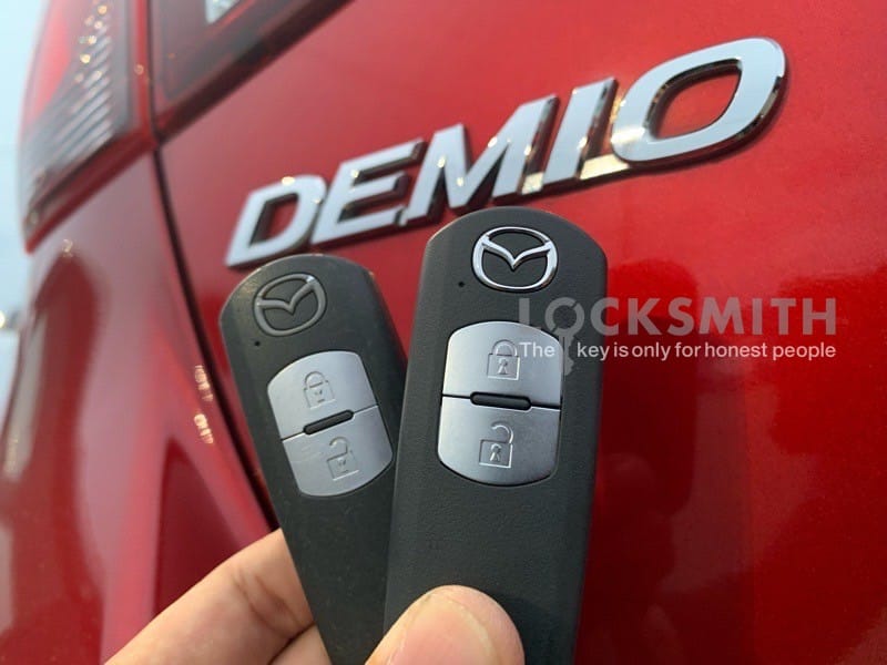 マツダデミオのスマートキー2個を持っている