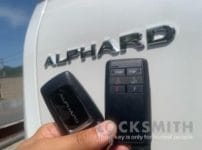 アルファードのスマートキー2個を手に持っている