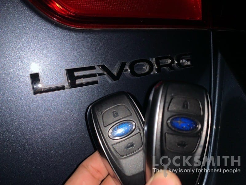 作製したスバルレヴォーグのスマートキー2個を持っている