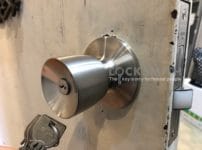 新しいドアノブに交換。