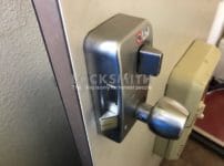 アパートの玄関解錠