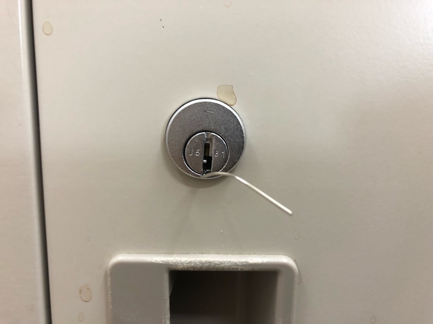 ロッカーの鍵穴に針金がささっている