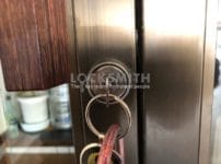 鍵がささったままのドア