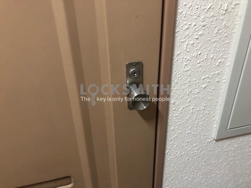 MIWA社の旧式シリンダーが取り付けられた玄関ドア。