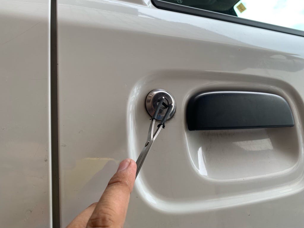 スズキエヴリィの運転手ドアシリンダーをピッキングして段差を読み取る様子