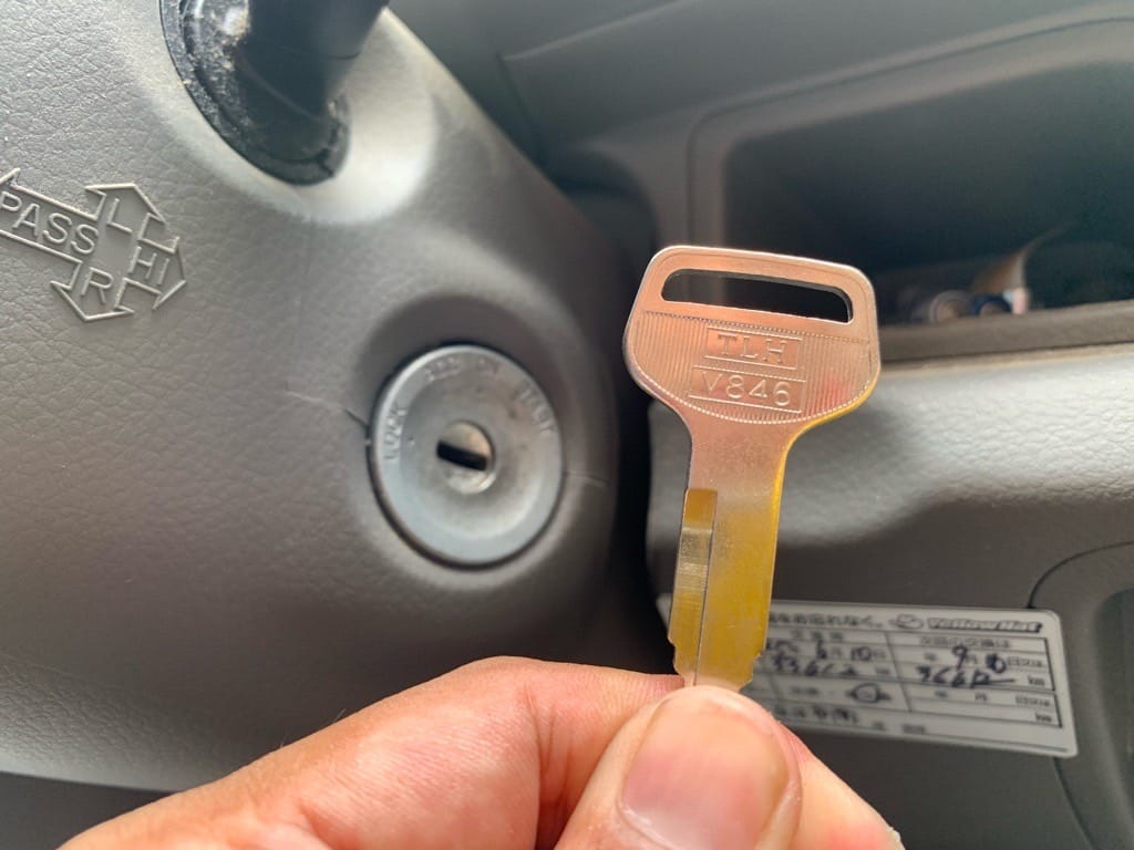 作製したスズキエヴリィの鍵を運転席で持っている
