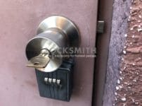 鍵交換のご依頼をいただいた扉。鍵穴に鍵がささっている