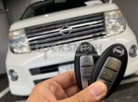 作製した日産エルグランドのスペアキーを手に持っている