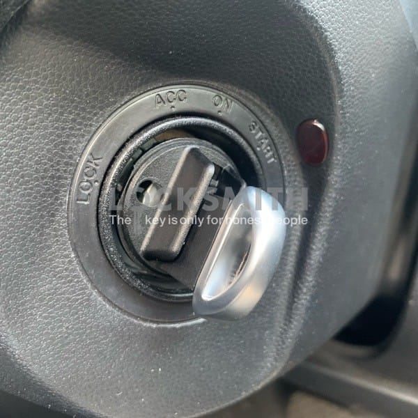 マツダビアンテのメカニカルキーをイグニッションシリンダーに挿している