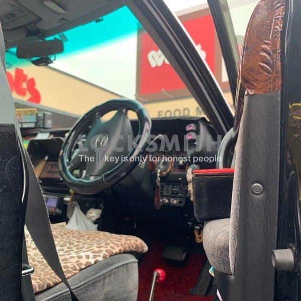 開いたクラウンの運転席ドア