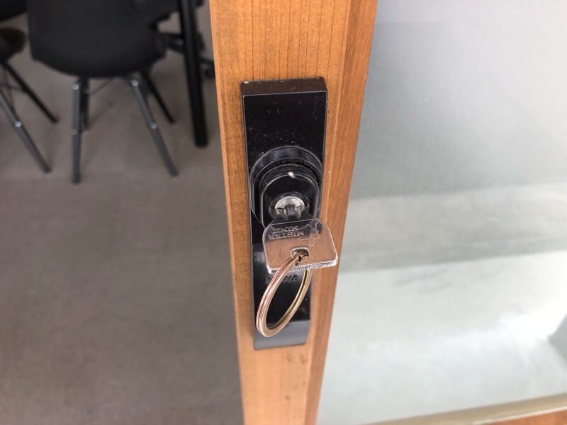 鍵穴に鍵がささっている