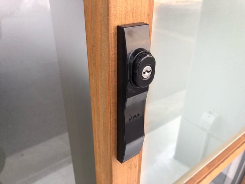 修理を行う引戸錠