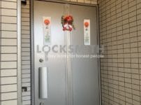 鍵がささったままになっている玄関ドア