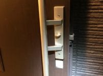 修理のご依頼をいただいた玄関ドアの内側