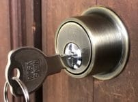 同メーカーのディンプルタイプへ交換。シリンダーに鍵がささっている