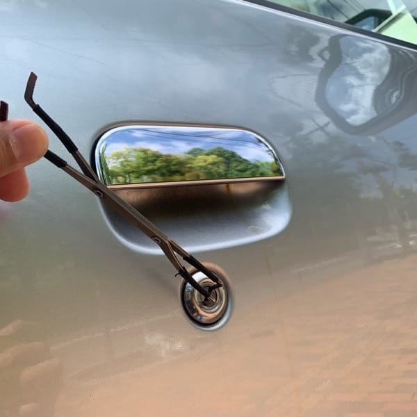 タントの運転席ドアシリンダーをピッキングする様子