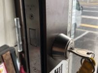 開いた扉、鍵穴には鍵がささっている