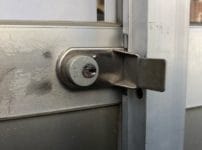 スライドロックを解錠します