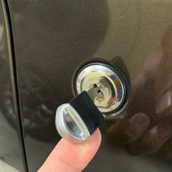 作製したメカニカルキーをデイズのドアシリンダーにさして動作を確認