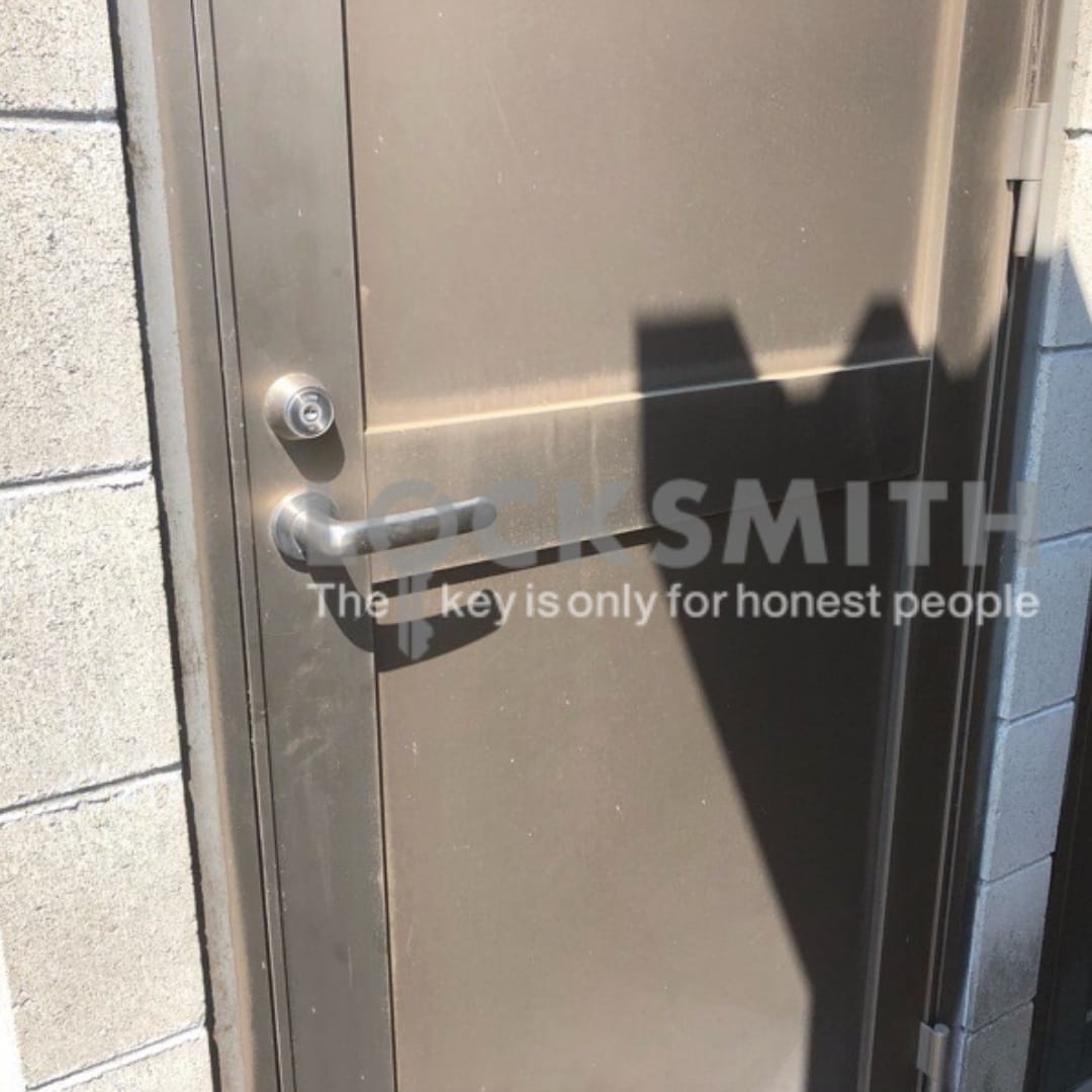 閉まっている倉庫の扉