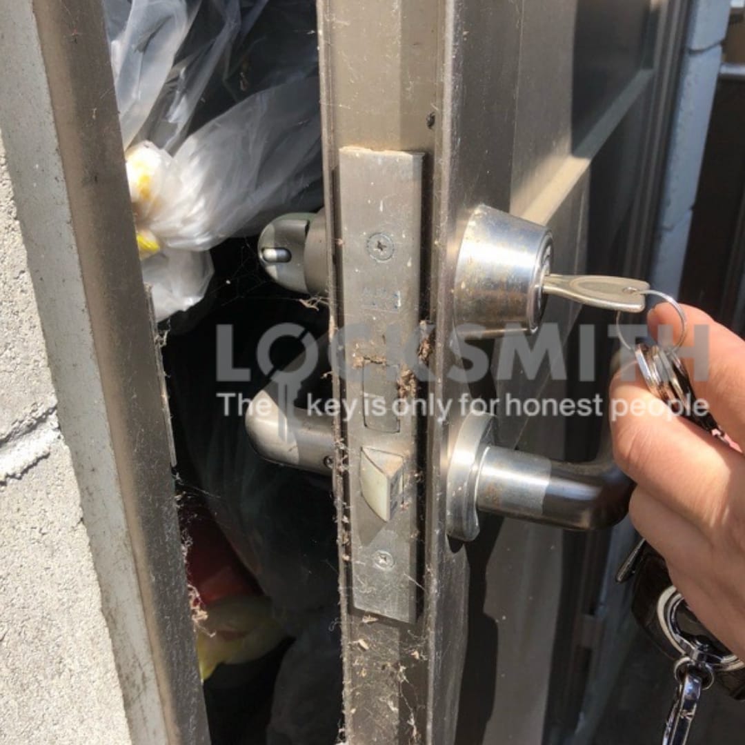 開いた倉庫の扉