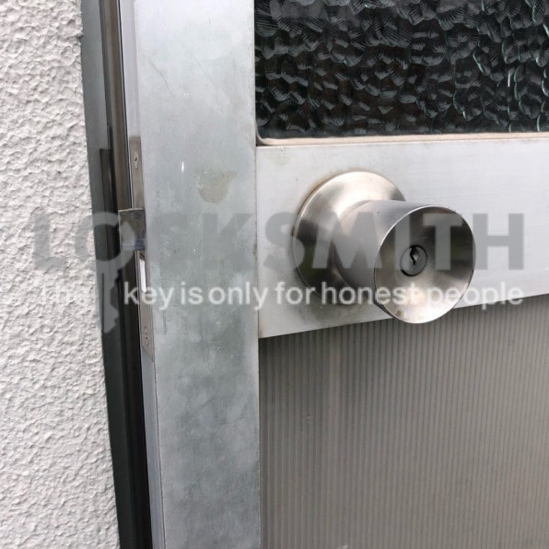 鍵がかからないとご相談いただいた倉庫扉