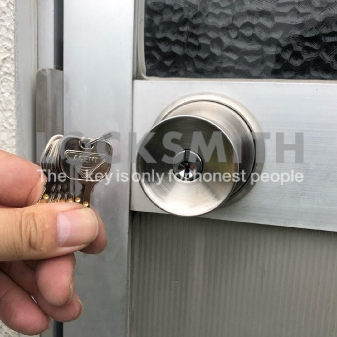 ディンプルキータイプのノブを取り付け、付属の鍵を手に持っている