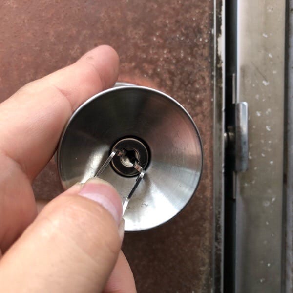 ノブの鍵穴をピッキングする様子