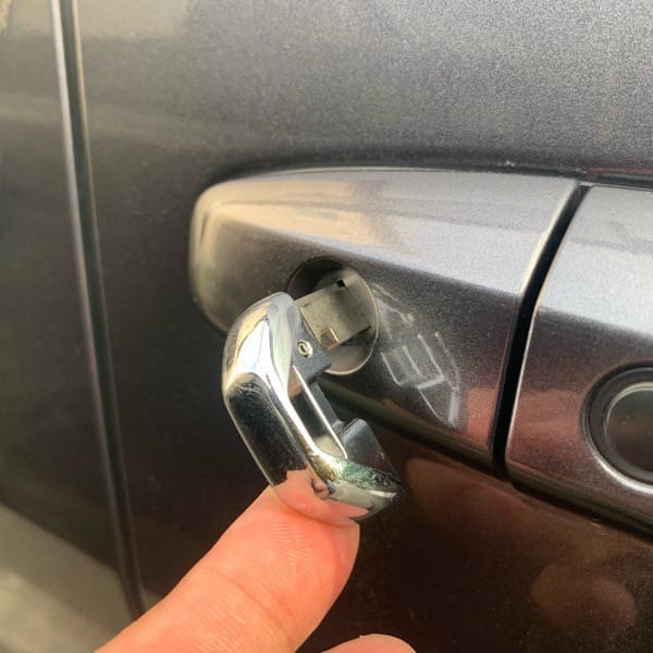 作製したメカニカルキーをデイズのドアシリンダーにさして動作を確認