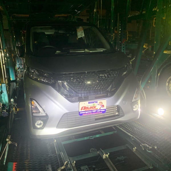キャリアカーに乗ったままの日産 デイズ B44W 2020年式。こちらの車両の鍵を作製します