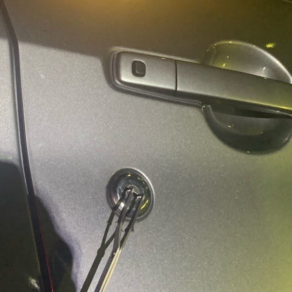 デイズのドアシリンダーをピッキングして解錠します