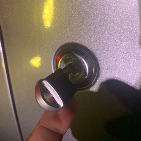 作製したメカニカルキーをデイズのドアシリンダーにさして動作を確認