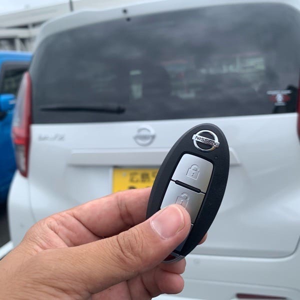 スマートキーの作製が完了しました。車の前でスマートキーを手に持っている