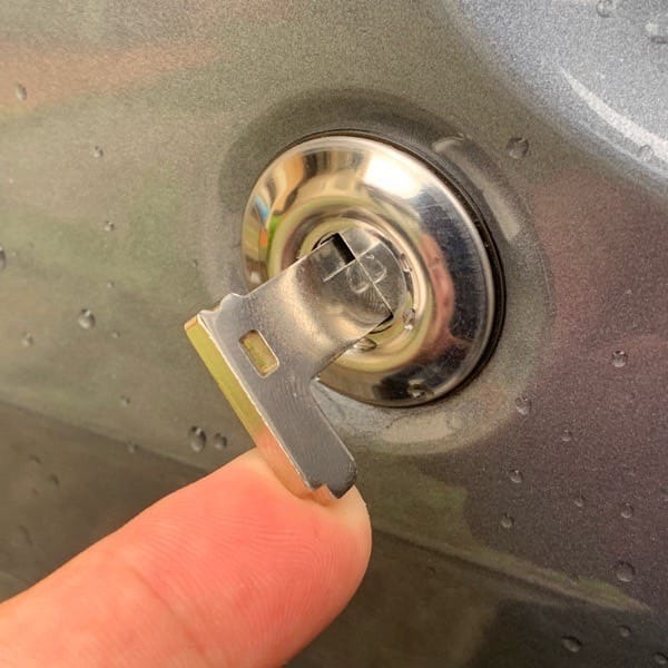 作製したメカニカルキーがタントのドアシリンダーにささっている